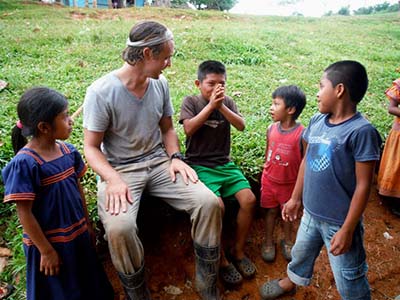 K.C. Murray talking to Kuite children.