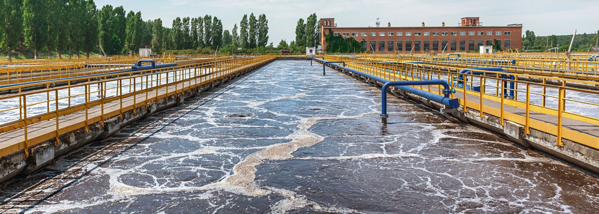 Tank or reservoir for biological purification and cleaning of dirty sewage water by activated sludge